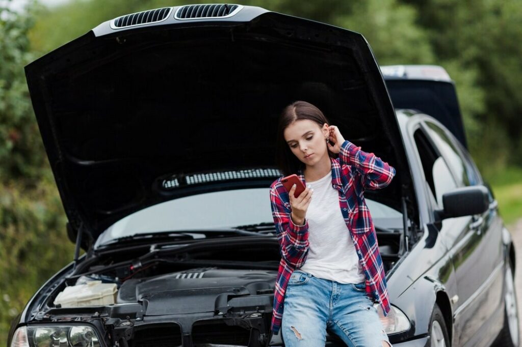 woman-sitting-car-checking-phone_23-2148270675.jpg Dampak Lingkungan dan Solusi Sistem Mesin Mobil