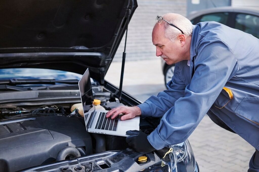 professional-mechanic-using-contemporary-technology-work_329181-11876.jpg sistem mesin mobil